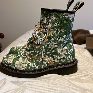 Super rare clover Dr. martens 8 eye boots